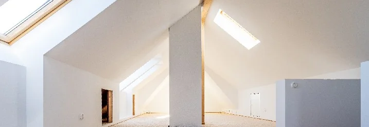 Heller Dachstuhl mit Holzbalken